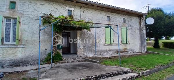 Située dans un petit hameau calme composé de quelques maisons, cette maison pleine de charme offre un cadre de vie paisible et agréable. Devant la maison, un petit auvent permet de se protéger de la pluie, d’y poser les chaussures ou encore d’y stocker un peu de bois. En entrant, on découvre une grande entrée pouvant servir de coin rangement ou de bureau, puis un couloir qui dessert deux chambres, un espace placard et des toilettes séparées. À gauche de l’entrée, le séjour séduit par sa belle luminosité et sa cheminée à foyer ouvert fonctionnelle, idéalement intégrée à une cuisine équipée ouverte, conviviale et pratique. La maison dispose également d’une troisième chambre avec un accès direct à la salle d’eau et son cumulus. Bien qu’en simple vitrage, elle est habitable immédiatement et offre une atmosphère chaleureuse et accueillante. La toiture de la maison a été refaite en 2024, seul le toit du garage reste à prévoir, un devis ayant déjà été établi par une entreprise. Le grand garage de 75 m² offre de nombreuses possibilités d’aménagement ou de stockage. En face de la maison se trouve une partie du terrain arborée avec deuX cabanons en pierre, parfaits pour le rangement ou les petits travaux de jardinage. Une maison authentique, pleine de potentiel, qui n’attend plus que vos idées pour devenir un véritable cocon à la campagne.