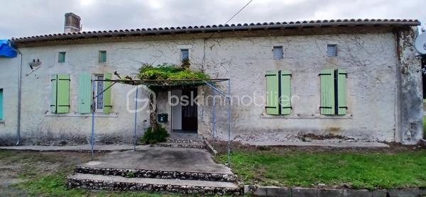 Située dans un petit hameau calme composé de quelques maisons, cette maison pleine de charme offre un cadre de vie paisible et agréable. Devant la maison, un petit auvent permet de se protéger de la pluie, d’y poser les chaussures ou encore d’y stocker un peu de bois. En entrant, on découvre une grande entrée pouvant servir de coin rangement ou de bureau, puis un couloir qui dessert deux chambres, un espace placard et des toilettes séparées. À gauche de l’entrée, le séjour séduit par sa belle luminosité et sa cheminée à foyer ouvert fonctionnelle, idéalement intégrée à une cuisine équipée ouverte, conviviale et pratique. La maison dispose également d’une troisième chambre avec un accès direct à la salle d’eau et son cumulus. Bien qu’en simple vitrage, elle est habitable immédiatement et offre une atmosphère chaleureuse et accueillante. La toiture de la maison a été refaite en 2024, seul le toit du garage reste à prévoir, un devis ayant déjà été établi par une entreprise. Le grand garage de 75 m² offre de nombreuses possibilités d’aménagement ou de stockage. En face de la maison se trouve une partie du terrain arborée avec deuX cabanons en pierre, parfaits pour le rangement ou les petits travaux de jardinage. Une maison authentique, pleine de potentiel, qui n’attend plus que vos idées pour devenir un véritable cocon à la campagne.