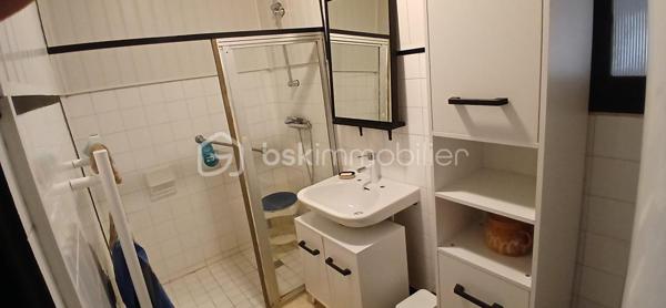 Située dans un petit hameau calme composé de quelques maisons, cette maison pleine de charme offre un cadre de vie paisible et agréable. Devant la maison, un petit auvent permet de se protéger de la pluie, d’y poser les chaussures ou encore d’y stocker un peu de bois. En entrant, on découvre une grande entrée pouvant servir de coin rangement ou de bureau, puis un couloir qui dessert deux chambres, un espace placard et des toilettes séparées. À gauche de l’entrée, le séjour séduit par sa belle luminosité et sa cheminée à foyer ouvert fonctionnelle, idéalement intégrée à une cuisine équipée ouverte, conviviale et pratique. La maison dispose également d’une troisième chambre avec un accès direct à la salle d’eau et son cumulus. Bien qu’en simple vitrage, elle est habitable immédiatement et offre une atmosphère chaleureuse et accueillante. La toiture de la maison a été refaite en 2024, seul le toit du garage reste à prévoir, un devis ayant déjà été établi par une entreprise. Le grand garage de 75 m² offre de nombreuses possibilités d’aménagement ou de stockage. En face de la maison se trouve une partie du terrain arborée avec deuX cabanons en pierre, parfaits pour le rangement ou les petits travaux de jardinage. Une maison authentique, pleine de potentiel, qui n’attend plus que vos idées pour devenir un véritable cocon à la campagne.