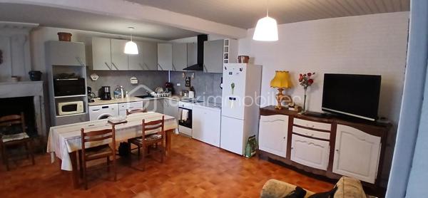 Située dans un petit hameau calme composé de quelques maisons, cette maison pleine de charme offre un cadre de vie paisible et agréable. Devant la maison, un petit auvent permet de se protéger de la pluie, d’y poser les chaussures ou encore d’y stocker un peu de bois. En entrant, on découvre une grande entrée pouvant servir de coin rangement ou de bureau, puis un couloir qui dessert deux chambres, un espace placard et des toilettes séparées. À gauche de l’entrée, le séjour séduit par sa belle luminosité et sa cheminée à foyer ouvert fonctionnelle, idéalement intégrée à une cuisine équipée ouverte, conviviale et pratique. La maison dispose également d’une troisième chambre avec un accès direct à la salle d’eau et son cumulus. Bien qu’en simple vitrage, elle est habitable immédiatement et offre une atmosphère chaleureuse et accueillante. La toiture de la maison a été refaite en 2024, seul le toit du garage reste à prévoir, un devis ayant déjà été établi par une entreprise. Le grand garage de 75 m² offre de nombreuses possibilités d’aménagement ou de stockage. En face de la maison se trouve une partie du terrain arborée avec deuX cabanons en pierre, parfaits pour le rangement ou les petits travaux de jardinage. Une maison authentique, pleine de potentiel, qui n’attend plus que vos idées pour devenir un véritable cocon à la campagne.