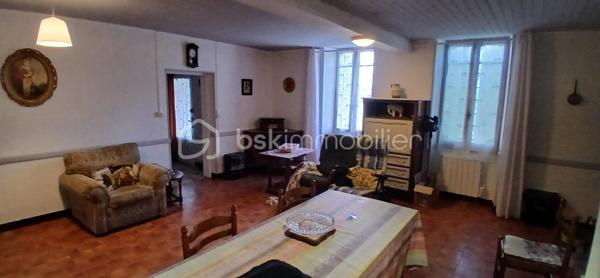 Située dans un petit hameau calme composé de quelques maisons, cette maison pleine de charme offre un cadre de vie paisible et agréable. Devant la maison, un petit auvent permet de se protéger de la pluie, d’y poser les chaussures ou encore d’y stocker un peu de bois. En entrant, on découvre une grande entrée pouvant servir de coin rangement ou de bureau, puis un couloir qui dessert deux chambres, un espace placard et des toilettes séparées. À gauche de l’entrée, le séjour séduit par sa belle luminosité et sa cheminée à foyer ouvert fonctionnelle, idéalement intégrée à une cuisine équipée ouverte, conviviale et pratique. La maison dispose également d’une troisième chambre avec un accès direct à la salle d’eau et son cumulus. Bien qu’en simple vitrage, elle est habitable immédiatement et offre une atmosphère chaleureuse et accueillante. La toiture de la maison a été refaite en 2024, seul le toit du garage reste à prévoir, un devis ayant déjà été établi par une entreprise. Le grand garage de 75 m² offre de nombreuses possibilités d’aménagement ou de stockage. En face de la maison se trouve une partie du terrain arborée avec deuX cabanons en pierre, parfaits pour le rangement ou les petits travaux de jardinage. Une maison authentique, pleine de potentiel, qui n’attend plus que vos idées pour devenir un véritable cocon à la campagne.