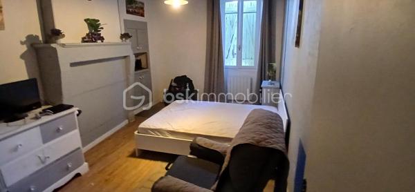 Située dans un petit hameau calme composé de quelques maisons, cette maison pleine de charme offre un cadre de vie paisible et agréable. Devant la maison, un petit auvent permet de se protéger de la pluie, d’y poser les chaussures ou encore d’y stocker un peu de bois. En entrant, on découvre une grande entrée pouvant servir de coin rangement ou de bureau, puis un couloir qui dessert deux chambres, un espace placard et des toilettes séparées. À gauche de l’entrée, le séjour séduit par sa belle luminosité et sa cheminée à foyer ouvert fonctionnelle, idéalement intégrée à une cuisine équipée ouverte, conviviale et pratique. La maison dispose également d’une troisième chambre avec un accès direct à la salle d’eau et son cumulus. Bien qu’en simple vitrage, elle est habitable immédiatement et offre une atmosphère chaleureuse et accueillante. La toiture de la maison a été refaite en 2024, seul le toit du garage reste à prévoir, un devis ayant déjà été établi par une entreprise. Le grand garage de 75 m² offre de nombreuses possibilités d’aménagement ou de stockage. En face de la maison se trouve une partie du terrain arborée avec deuX cabanons en pierre, parfaits pour le rangement ou les petits travaux de jardinage. Une maison authentique, pleine de potentiel, qui n’attend plus que vos idées pour devenir un véritable cocon à la campagne.