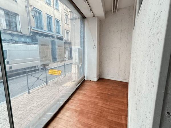 Location Local commercial 2 pièces 70 m² - 11 RUE DELESCLUZE Limoges 87000