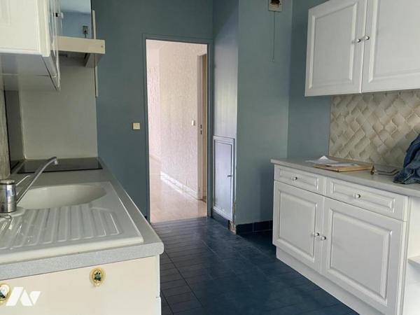 Appartement T3, 80 m², balcon, cave, à rénover