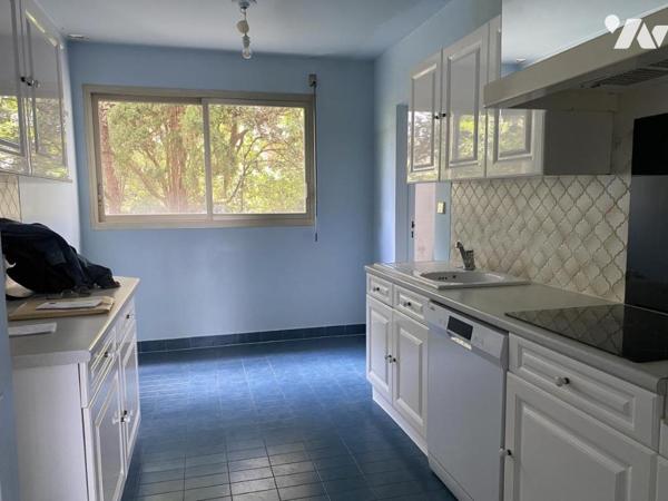 Appartement T3, 80 m², balcon, cave, à rénover