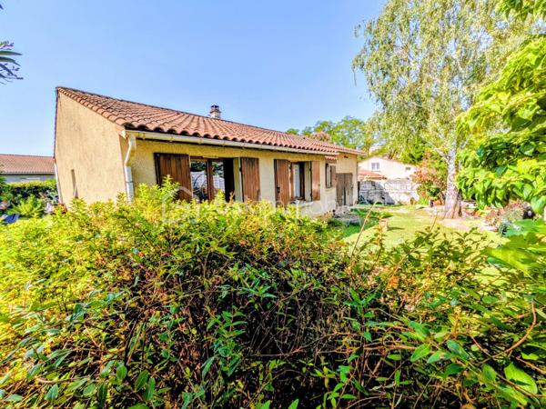 Au calme, sans vis-à-vis et SANS MITOYENNETÉ, venez découvrir cette maison familiale 4 façades de 102 m², 100% de plain-pied, sur une parcelle de 966 m².

EMPLACEMENT IDÉAL FAMILLE : École maternelle et primaire à 3 minutes À PIED + commerces !

Elle vous offre de beaux volumes et , une vie facilitée :

Vous serez séduit par sa magnifique pièce de vie lumineuse de 35,25 m², sublimée par sa cheminée avec insert, idéale pour des moments chaleureux en famille.

Cuisine équipée ouverte sur le séjour avec passe-plat, très conviviale et pratique au quotidien 

L'espace nuit se compose de 4 véritables chambres séparées et au calme. Il comprend une généreuse suite parentale avec sa salle d'eau privative et son dressing fermé par une porte coulissante.
.
Salle de bain + WC séparée

À l'extérieur :

Terrain de 966 m² sans vis-à-vis avec système d'irrigation EAU DU RHÔNE
Garage de 15,19 m²
Grand hangar / appentis de 34,72 m² (atelier, stockage..)