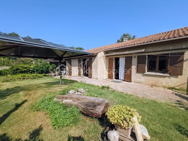 Au calme, sans vis-à-vis et SANS MITOYENNETÉ, venez découvrir cette maison familiale 4 façades de 102 m², 100% de plain-pied, sur une parcelle de 966 m².

EMPLACEMENT IDÉAL FAMILLE : École maternelle et primaire à 3 minutes À PIED + commerces !

Elle vous offre de beaux volumes et , une vie facilitée :

Vous serez séduit par sa magnifique pièce de vie lumineuse de 35,25 m², sublimée par sa cheminée avec insert, idéale pour des moments chaleureux en famille.

Cuisine équipée ouverte sur le séjour avec passe-plat, très conviviale et pratique au quotidien 

L'espace nuit se compose de 4 véritables chambres séparées et au calme. Il comprend une généreuse suite parentale avec sa salle d'eau privative et son dressing fermé par une porte coulissante.
.
Salle de bain + WC séparée

À l'extérieur :

Terrain de 966 m² sans vis-à-vis avec système d'irrigation EAU DU RHÔNE
Garage de 15,19 m²
Grand hangar / appentis de 34,72 m² (atelier, stockage..)