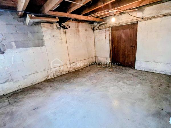 Au calme, sans vis-à-vis et SANS MITOYENNETÉ, venez découvrir cette maison familiale 4 façades de 102 m², 100% de plain-pied, sur une parcelle de 966 m².

EMPLACEMENT IDÉAL FAMILLE : École maternelle et primaire à 3 minutes À PIED + commerces !

Elle vous offre de beaux volumes et , une vie facilitée :

Vous serez séduit par sa magnifique pièce de vie lumineuse de 35,25 m², sublimée par sa cheminée avec insert, idéale pour des moments chaleureux en famille.

Cuisine équipée ouverte sur le séjour avec passe-plat, très conviviale et pratique au quotidien 

L'espace nuit se compose de 4 véritables chambres séparées et au calme. Il comprend une généreuse suite parentale avec sa salle d'eau privative et son dressing fermé par une porte coulissante.
.
Salle de bain + WC séparée

À l'extérieur :

Terrain de 966 m² sans vis-à-vis avec système d'irrigation EAU DU RHÔNE
Garage de 15,19 m²
Grand hangar / appentis de 34,72 m² (atelier, stockage..)