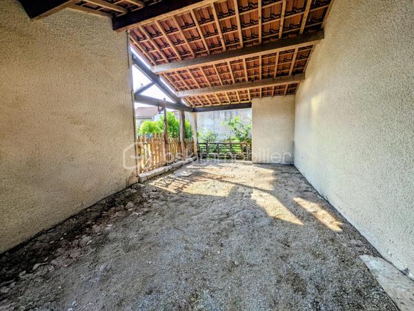 Au calme, sans vis-à-vis et SANS MITOYENNETÉ, venez découvrir cette maison familiale 4 façades de 102 m², 100% de plain-pied, sur une parcelle de 966 m².

EMPLACEMENT IDÉAL FAMILLE : École maternelle et primaire à 3 minutes À PIED + commerces !

Elle vous offre de beaux volumes et , une vie facilitée :

Vous serez séduit par sa magnifique pièce de vie lumineuse de 35,25 m², sublimée par sa cheminée avec insert, idéale pour des moments chaleureux en famille.

Cuisine équipée ouverte sur le séjour avec passe-plat, très conviviale et pratique au quotidien 

L'espace nuit se compose de 4 véritables chambres séparées et au calme. Il comprend une généreuse suite parentale avec sa salle d'eau privative et son dressing fermé par une porte coulissante.
.
Salle de bain + WC séparée

À l'extérieur :

Terrain de 966 m² sans vis-à-vis avec système d'irrigation EAU DU RHÔNE
Garage de 15,19 m²
Grand hangar / appentis de 34,72 m² (atelier, stockage..)