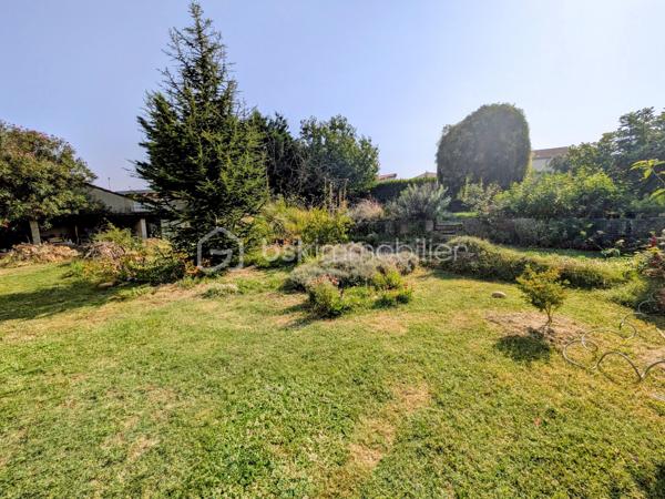 Au calme, sans vis-à-vis et SANS MITOYENNETÉ, venez découvrir cette maison familiale 4 façades de 102 m², 100% de plain-pied, sur une parcelle de 966 m².

EMPLACEMENT IDÉAL FAMILLE : École maternelle et primaire à 3 minutes À PIED + commerces !

Elle vous offre de beaux volumes et , une vie facilitée :

Vous serez séduit par sa magnifique pièce de vie lumineuse de 35,25 m², sublimée par sa cheminée avec insert, idéale pour des moments chaleureux en famille.

Cuisine équipée ouverte sur le séjour avec passe-plat, très conviviale et pratique au quotidien 

L'espace nuit se compose de 4 véritables chambres séparées et au calme. Il comprend une généreuse suite parentale avec sa salle d'eau privative et son dressing fermé par une porte coulissante.
.
Salle de bain + WC séparée

À l'extérieur :

Terrain de 966 m² sans vis-à-vis avec système d'irrigation EAU DU RHÔNE
Garage de 15,19 m²
Grand hangar / appentis de 34,72 m² (atelier, stockage..)