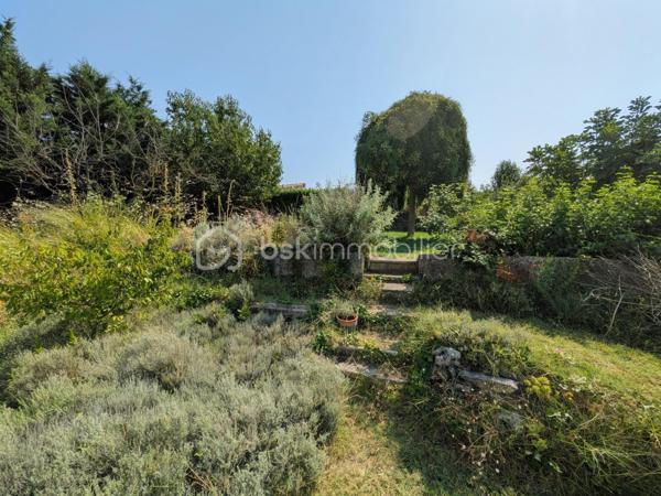 Au calme, sans vis-à-vis et SANS MITOYENNETÉ, venez découvrir cette maison familiale 4 façades de 102 m², 100% de plain-pied, sur une parcelle de 966 m².

EMPLACEMENT IDÉAL FAMILLE : École maternelle et primaire à 3 minutes À PIED + commerces !

Elle vous offre de beaux volumes et , une vie facilitée :

Vous serez séduit par sa magnifique pièce de vie lumineuse de 35,25 m², sublimée par sa cheminée avec insert, idéale pour des moments chaleureux en famille.

Cuisine équipée ouverte sur le séjour avec passe-plat, très conviviale et pratique au quotidien 

L'espace nuit se compose de 4 véritables chambres séparées et au calme. Il comprend une généreuse suite parentale avec sa salle d'eau privative et son dressing fermé par une porte coulissante.
.
Salle de bain + WC séparée

À l'extérieur :

Terrain de 966 m² sans vis-à-vis avec système d'irrigation EAU DU RHÔNE
Garage de 15,19 m²
Grand hangar / appentis de 34,72 m² (atelier, stockage..)