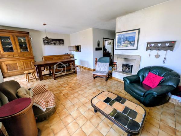 Au calme, sans vis-à-vis et SANS MITOYENNETÉ, venez découvrir cette maison familiale 4 façades de 102 m², 100% de plain-pied, sur une parcelle de 966 m².

EMPLACEMENT IDÉAL FAMILLE : École maternelle et primaire à 3 minutes À PIED + commerces !

Elle vous offre de beaux volumes et , une vie facilitée :

Vous serez séduit par sa magnifique pièce de vie lumineuse de 35,25 m², sublimée par sa cheminée avec insert, idéale pour des moments chaleureux en famille.

Cuisine équipée ouverte sur le séjour avec passe-plat, très conviviale et pratique au quotidien 

L'espace nuit se compose de 4 véritables chambres séparées et au calme. Il comprend une généreuse suite parentale avec sa salle d'eau privative et son dressing fermé par une porte coulissante.
.
Salle de bain + WC séparée

À l'extérieur :

Terrain de 966 m² sans vis-à-vis avec système d'irrigation EAU DU RHÔNE
Garage de 15,19 m²
Grand hangar / appentis de 34,72 m² (atelier, stockage..)