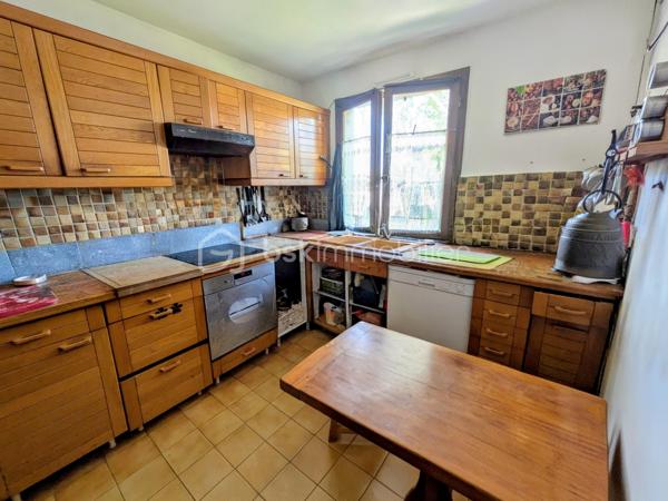 Au calme, sans vis-à-vis et SANS MITOYENNETÉ, venez découvrir cette maison familiale 4 façades de 102 m², 100% de plain-pied, sur une parcelle de 966 m².

EMPLACEMENT IDÉAL FAMILLE : École maternelle et primaire à 3 minutes À PIED + commerces !

Elle vous offre de beaux volumes et , une vie facilitée :

Vous serez séduit par sa magnifique pièce de vie lumineuse de 35,25 m², sublimée par sa cheminée avec insert, idéale pour des moments chaleureux en famille.

Cuisine équipée ouverte sur le séjour avec passe-plat, très conviviale et pratique au quotidien 

L'espace nuit se compose de 4 véritables chambres séparées et au calme. Il comprend une généreuse suite parentale avec sa salle d'eau privative et son dressing fermé par une porte coulissante.
.
Salle de bain + WC séparée

À l'extérieur :

Terrain de 966 m² sans vis-à-vis avec système d'irrigation EAU DU RHÔNE
Garage de 15,19 m²
Grand hangar / appentis de 34,72 m² (atelier, stockage..)