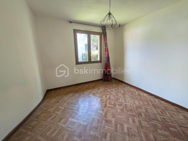 Au calme, sans vis-à-vis et SANS MITOYENNETÉ, venez découvrir cette maison familiale 4 façades de 102 m², 100% de plain-pied, sur une parcelle de 966 m².

EMPLACEMENT IDÉAL FAMILLE : École maternelle et primaire à 3 minutes À PIED + commerces !

Elle vous offre de beaux volumes et , une vie facilitée :

Vous serez séduit par sa magnifique pièce de vie lumineuse de 35,25 m², sublimée par sa cheminée avec insert, idéale pour des moments chaleureux en famille.

Cuisine équipée ouverte sur le séjour avec passe-plat, très conviviale et pratique au quotidien 

L'espace nuit se compose de 4 véritables chambres séparées et au calme. Il comprend une généreuse suite parentale avec sa salle d'eau privative et son dressing fermé par une porte coulissante.
.
Salle de bain + WC séparée

À l'extérieur :

Terrain de 966 m² sans vis-à-vis avec système d'irrigation EAU DU RHÔNE
Garage de 15,19 m²
Grand hangar / appentis de 34,72 m² (atelier, stockage..)