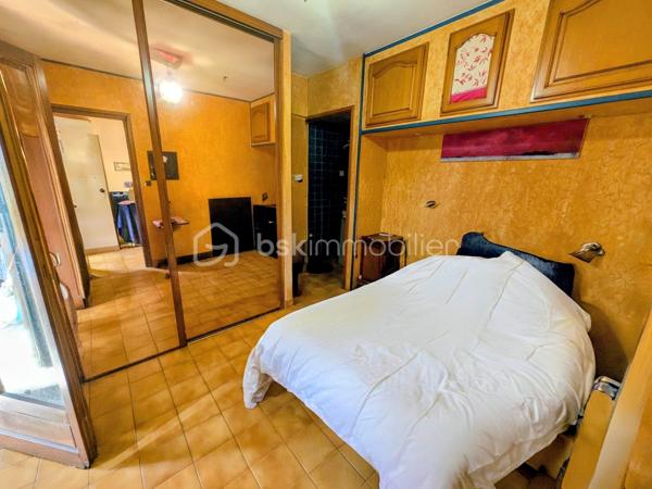 Au calme, sans vis-à-vis et SANS MITOYENNETÉ, venez découvrir cette maison familiale 4 façades de 102 m², 100% de plain-pied, sur une parcelle de 966 m².

EMPLACEMENT IDÉAL FAMILLE : École maternelle et primaire à 3 minutes À PIED + commerces !

Elle vous offre de beaux volumes et , une vie facilitée :

Vous serez séduit par sa magnifique pièce de vie lumineuse de 35,25 m², sublimée par sa cheminée avec insert, idéale pour des moments chaleureux en famille.

Cuisine équipée ouverte sur le séjour avec passe-plat, très conviviale et pratique au quotidien 

L'espace nuit se compose de 4 véritables chambres séparées et au calme. Il comprend une généreuse suite parentale avec sa salle d'eau privative et son dressing fermé par une porte coulissante.
.
Salle de bain + WC séparée

À l'extérieur :

Terrain de 966 m² sans vis-à-vis avec système d'irrigation EAU DU RHÔNE
Garage de 15,19 m²
Grand hangar / appentis de 34,72 m² (atelier, stockage..)