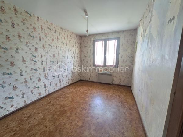 Au calme, sans vis-à-vis et SANS MITOYENNETÉ, venez découvrir cette maison familiale 4 façades de 102 m², 100% de plain-pied, sur une parcelle de 966 m².

EMPLACEMENT IDÉAL FAMILLE : École maternelle et primaire à 3 minutes À PIED + commerces !

Elle vous offre de beaux volumes et , une vie facilitée :

Vous serez séduit par sa magnifique pièce de vie lumineuse de 35,25 m², sublimée par sa cheminée avec insert, idéale pour des moments chaleureux en famille.

Cuisine équipée ouverte sur le séjour avec passe-plat, très conviviale et pratique au quotidien 

L'espace nuit se compose de 4 véritables chambres séparées et au calme. Il comprend une généreuse suite parentale avec sa salle d'eau privative et son dressing fermé par une porte coulissante.
.
Salle de bain + WC séparée

À l'extérieur :

Terrain de 966 m² sans vis-à-vis avec système d'irrigation EAU DU RHÔNE
Garage de 15,19 m²
Grand hangar / appentis de 34,72 m² (atelier, stockage..)