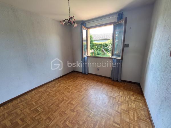 Au calme, sans vis-à-vis et SANS MITOYENNETÉ, venez découvrir cette maison familiale 4 façades de 102 m², 100% de plain-pied, sur une parcelle de 966 m².

EMPLACEMENT IDÉAL FAMILLE : École maternelle et primaire à 3 minutes À PIED + commerces !

Elle vous offre de beaux volumes et , une vie facilitée :

Vous serez séduit par sa magnifique pièce de vie lumineuse de 35,25 m², sublimée par sa cheminée avec insert, idéale pour des moments chaleureux en famille.

Cuisine équipée ouverte sur le séjour avec passe-plat, très conviviale et pratique au quotidien 

L'espace nuit se compose de 4 véritables chambres séparées et au calme. Il comprend une généreuse suite parentale avec sa salle d'eau privative et son dressing fermé par une porte coulissante.
.
Salle de bain + WC séparée

À l'extérieur :

Terrain de 966 m² sans vis-à-vis avec système d'irrigation EAU DU RHÔNE
Garage de 15,19 m²
Grand hangar / appentis de 34,72 m² (atelier, stockage..)