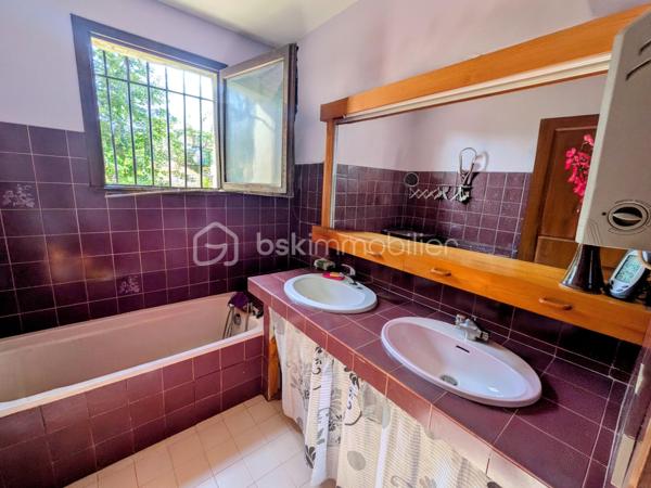 Au calme, sans vis-à-vis et SANS MITOYENNETÉ, venez découvrir cette maison familiale 4 façades de 102 m², 100% de plain-pied, sur une parcelle de 966 m².

EMPLACEMENT IDÉAL FAMILLE : École maternelle et primaire à 3 minutes À PIED + commerces !

Elle vous offre de beaux volumes et , une vie facilitée :

Vous serez séduit par sa magnifique pièce de vie lumineuse de 35,25 m², sublimée par sa cheminée avec insert, idéale pour des moments chaleureux en famille.

Cuisine équipée ouverte sur le séjour avec passe-plat, très conviviale et pratique au quotidien 

L'espace nuit se compose de 4 véritables chambres séparées et au calme. Il comprend une généreuse suite parentale avec sa salle d'eau privative et son dressing fermé par une porte coulissante.
.
Salle de bain + WC séparée

À l'extérieur :

Terrain de 966 m² sans vis-à-vis avec système d'irrigation EAU DU RHÔNE
Garage de 15,19 m²
Grand hangar / appentis de 34,72 m² (atelier, stockage..)