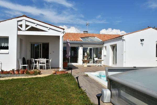 Dpt Charente Maritime (17), Ile d'Oléron, à vendre LA BREE LES BAINS Maison 7 pièces LA BREE LES BAINS (17), terrain 760 m²