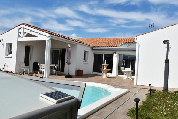 Dpt Charente Maritime (17), Ile d'Oléron, à vendre LA BREE LES BAINS Maison 7 pièces LA BREE LES BAINS (17), terrain 760 m²