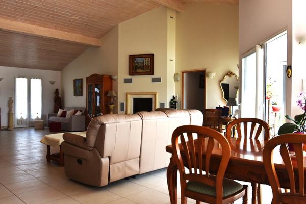 Dpt Charente Maritime (17), Ile d'Oléron, à vendre LA BREE LES BAINS Maison 7 pièces LA BREE LES BAINS (17), terrain 760 m²