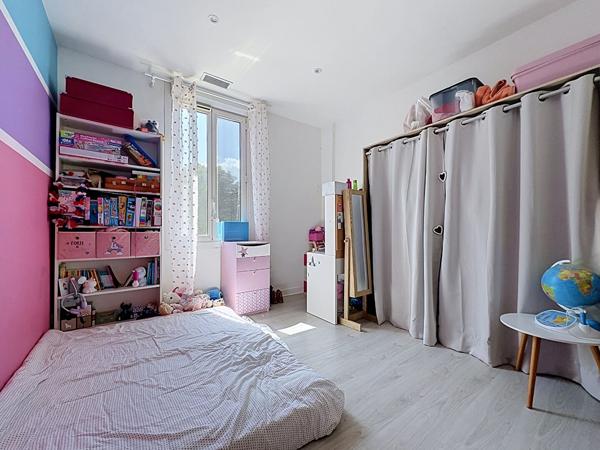 Appartement rénové Orange 4 pièce(s) 3 chambres 76m²  + Cour privative