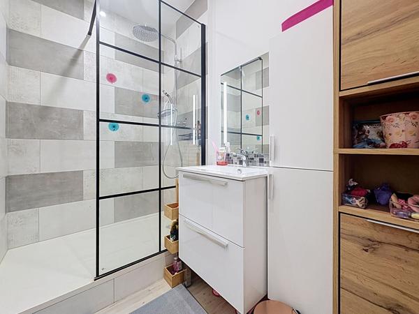 Appartement rénové Orange 4 pièce(s) 3 chambres 76m²  + Cour privative