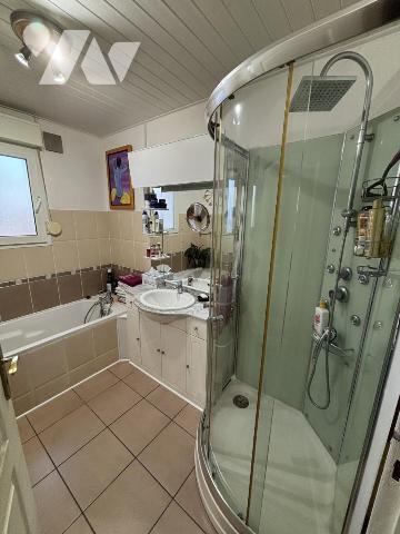 Maison 4 pièces (environ 90 m²) avec vaste atelier au Rdc et située dans un secteur calme et prisé