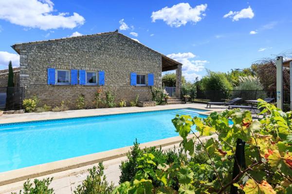 Maison à vendre en pierre avec piscine et fort potentiel – Hameau des Imberts, Gordes (84) 3 chambres et piscine