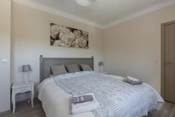 Maison à vendre en pierre avec piscine et fort potentiel – Hameau des Imberts, Gordes (84) 3 chambres et piscine