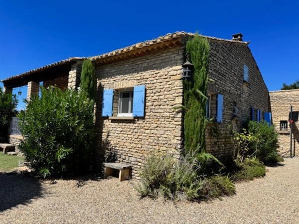 Maison à vendre en pierre avec piscine et fort potentiel – Hameau des Imberts, Gordes (84) 3 chambres et piscine