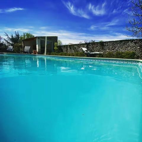 Maison à vendre en pierre avec piscine et fort potentiel – Hameau des Imberts, Gordes (84) 3 chambres et piscine