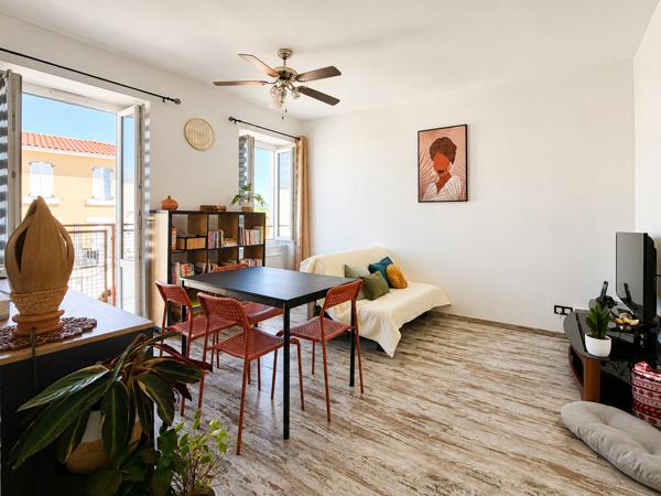 T2 rénové avec balcon – Centre-ville de Ceyrat