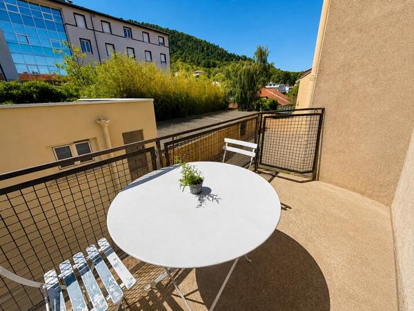 T2 rénové avec balcon – Centre-ville de Ceyrat