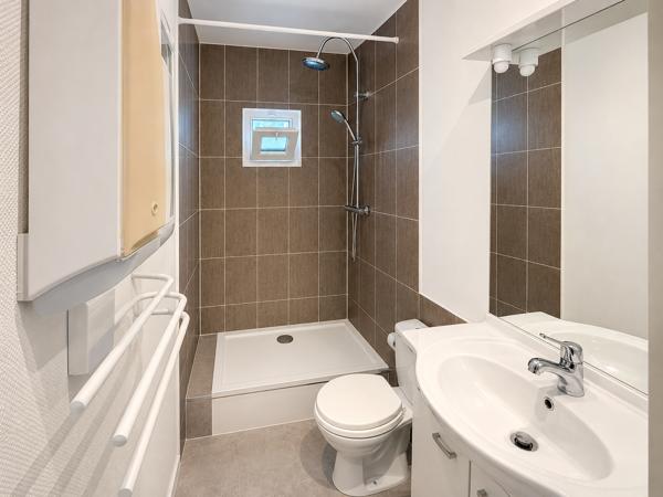 T2 rénové avec balcon – Centre-ville de Ceyrat