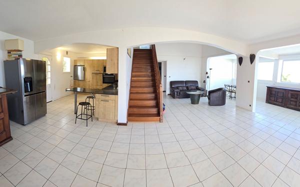 Maison à vendre    5 pièces • 180 m2 Saint-Leu