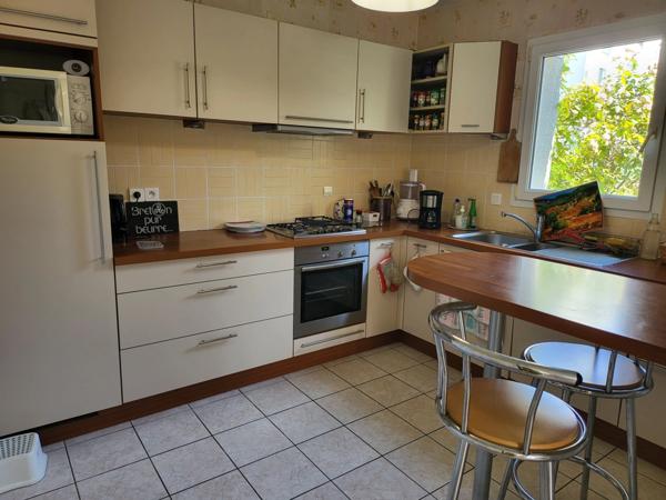 Maison de 101.52 m² plus une véranda de 14.50m² sur jardin clos de 552 m², 4 chambres. plages et commerces à pied