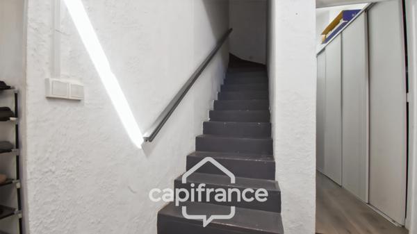 Maison familiale en pierre située en cœur de bourg de Pont l’Abbé d’Arnoult