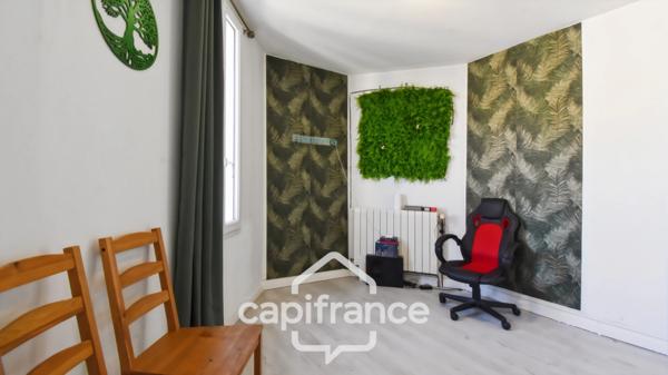 Maison familiale en pierre située en cœur de bourg de Pont l’Abbé d’Arnoult