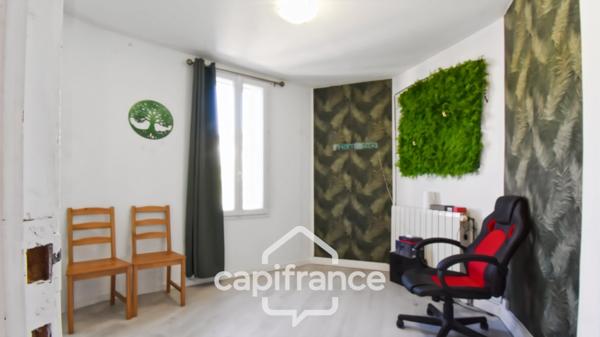 Maison familiale en pierre située en cœur de bourg de Pont l’Abbé d’Arnoult