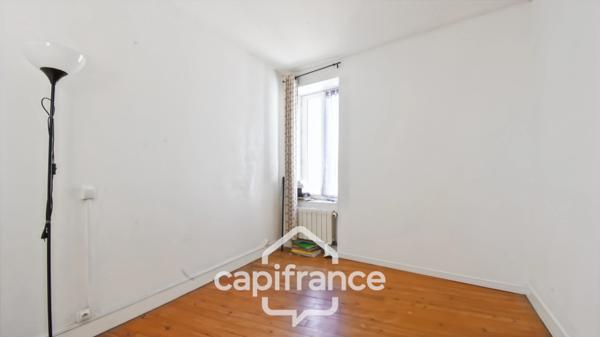 Maison familiale en pierre située en cœur de bourg de Pont l’Abbé d’Arnoult