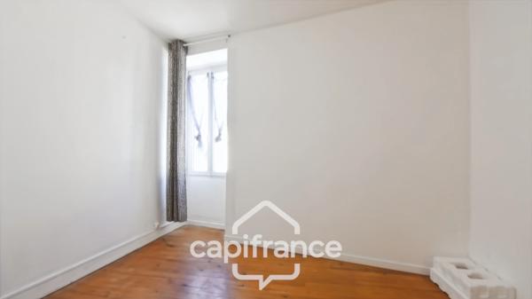 Maison familiale en pierre située en cœur de bourg de Pont l’Abbé d’Arnoult