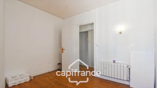 Maison familiale en pierre située en cœur de bourg de Pont l’Abbé d’Arnoult