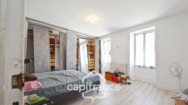 Maison familiale en pierre située en cœur de bourg de Pont l’Abbé d’Arnoult