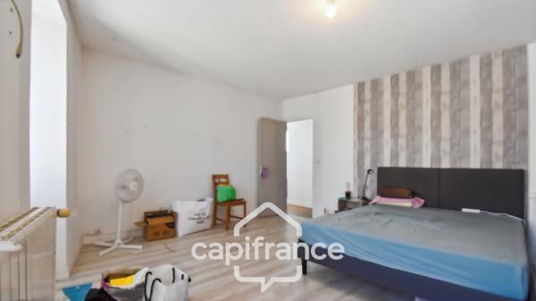 Maison familiale en pierre située en cœur de bourg de Pont l’Abbé d’Arnoult