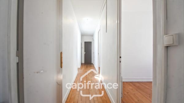 Maison familiale en pierre située en cœur de bourg de Pont l’Abbé d’Arnoult