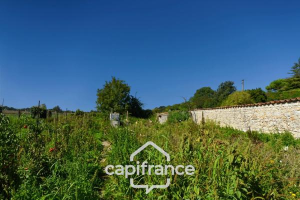 Maison familiale en pierre située en cœur de bourg de Pont l’Abbé d’Arnoult