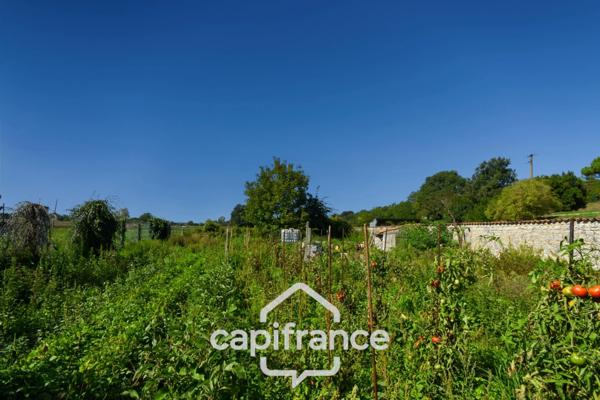 Maison familiale en pierre située en cœur de bourg de Pont l’Abbé d’Arnoult