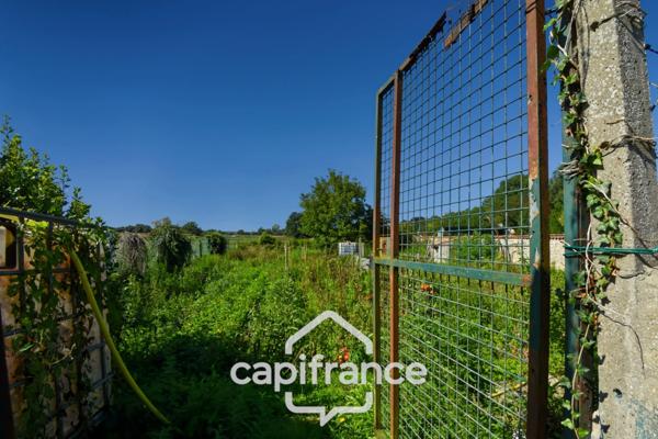 Maison familiale en pierre située en cœur de bourg de Pont l’Abbé d’Arnoult