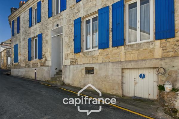 Maison familiale en pierre située en cœur de bourg de Pont l’Abbé d’Arnoult